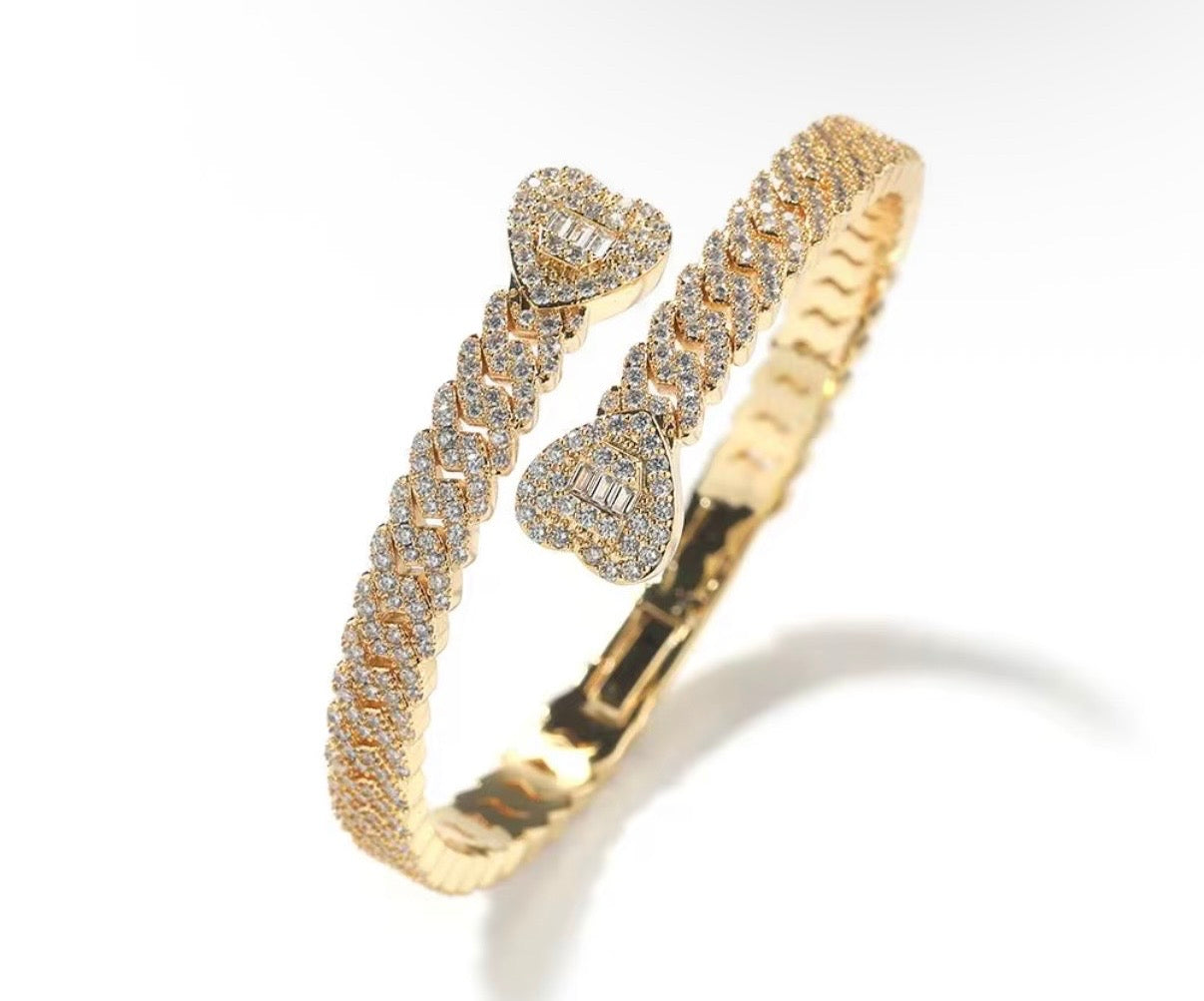 CUBAN LINK HEART BANGLE ￼