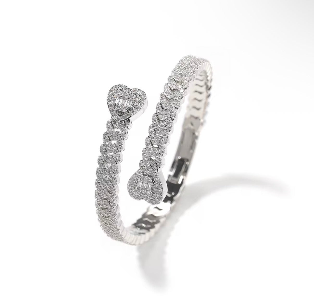 CUBAN LINK HEART BANGLE ￼
