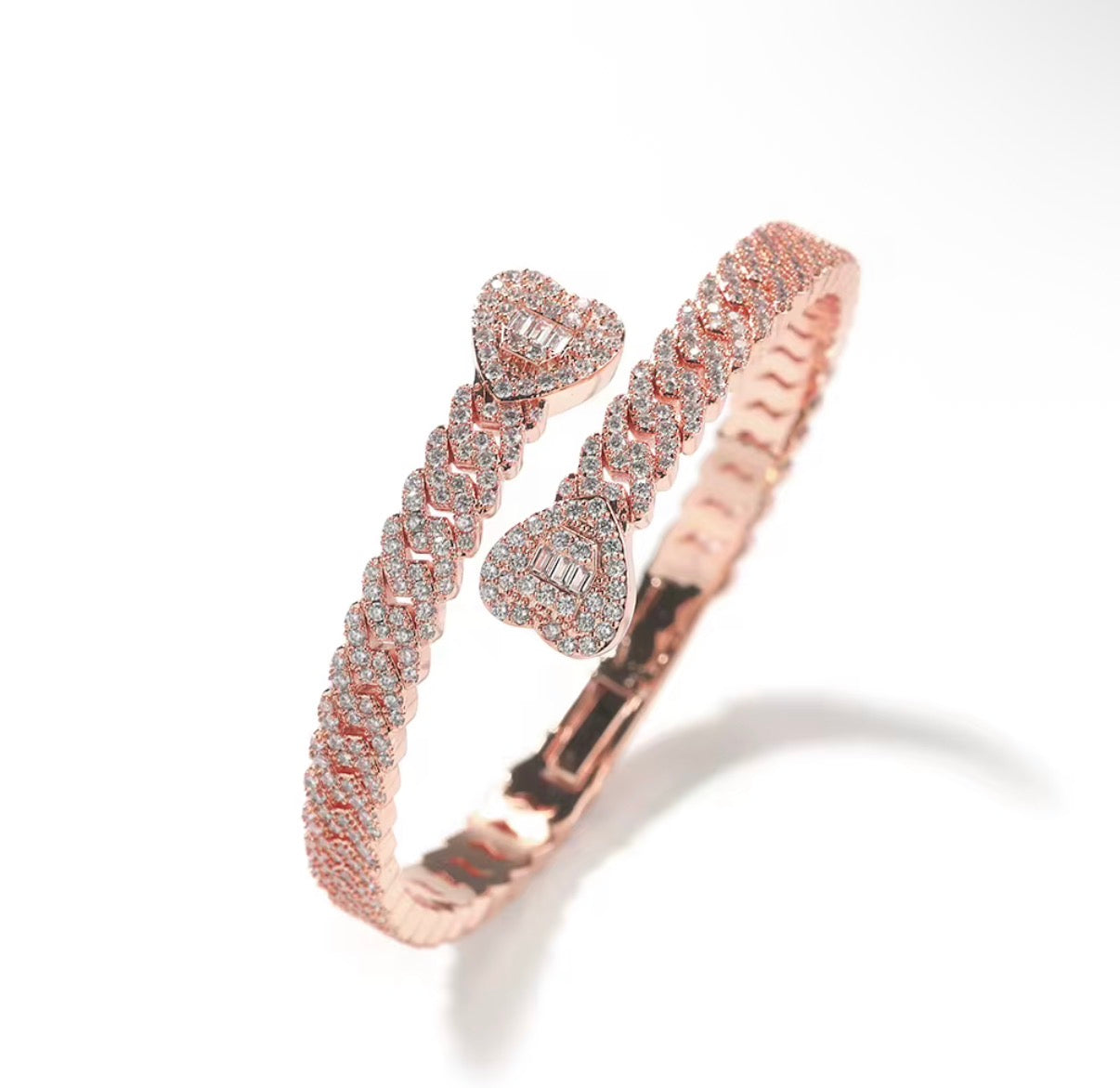 CUBAN LINK HEART BANGLE ￼